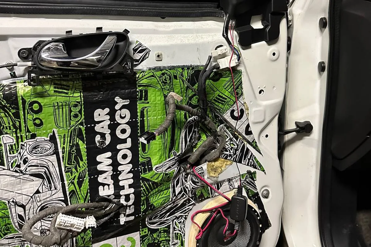 Дверь Nissan Qashqai J11 после шумоизоляции и замены динамика