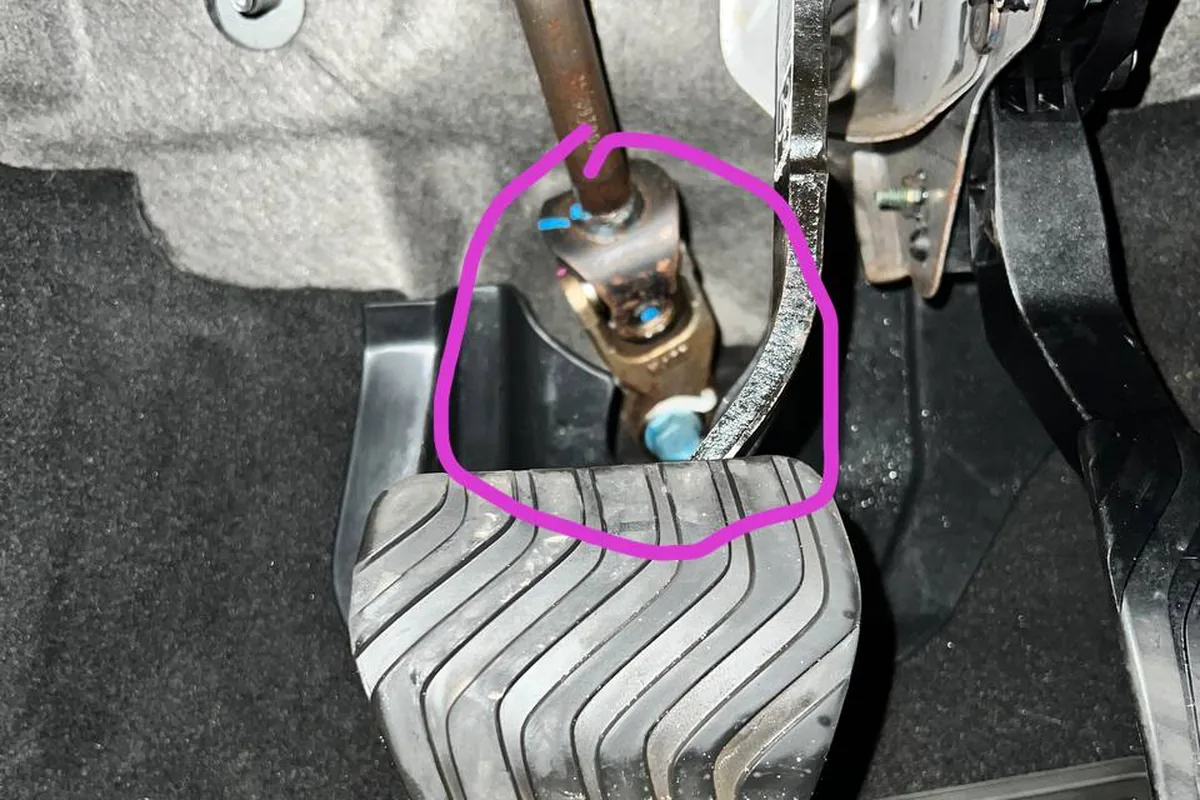 Рулевой карданчик у пола Nissan Qashqai J11 в районе педалей