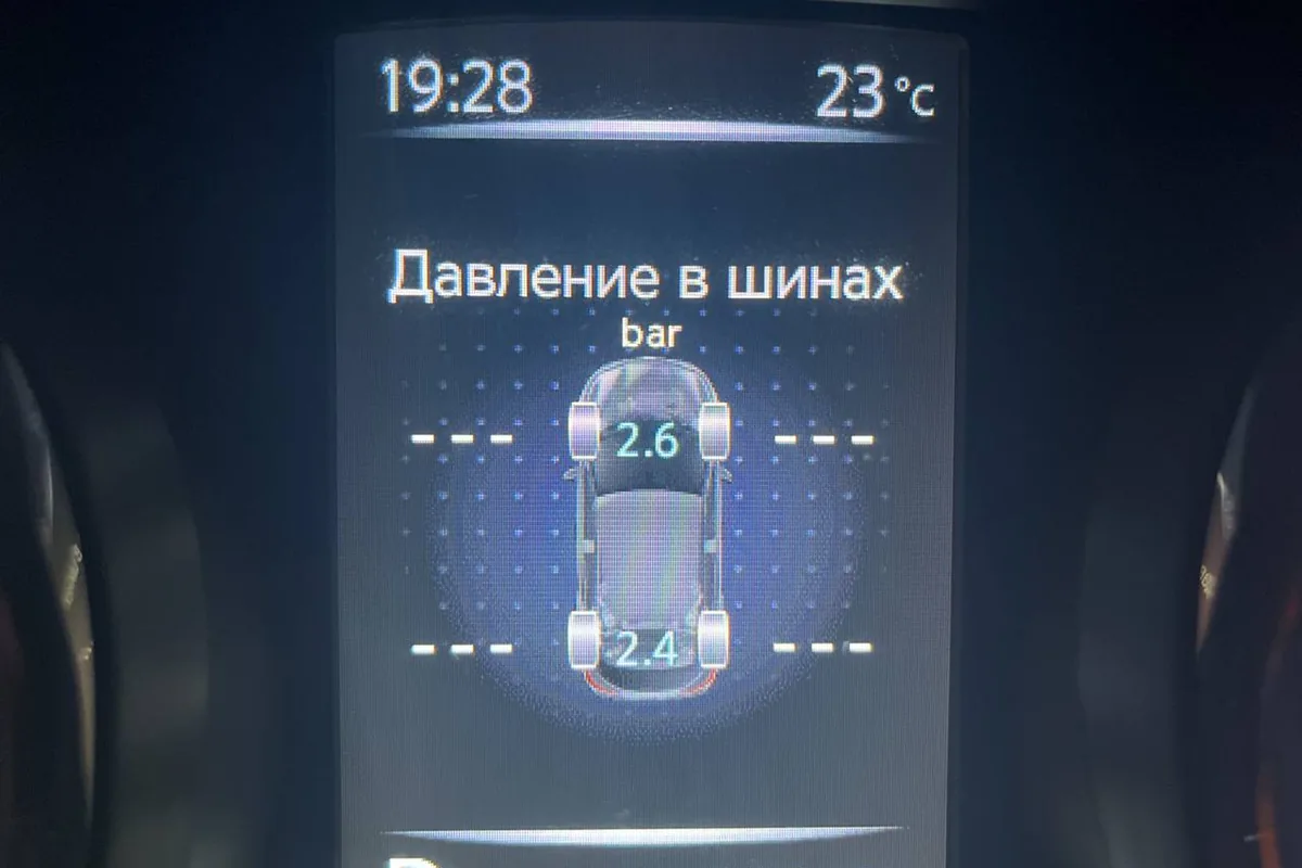 Экран давления в шинах на приборке Nissan Qashqai J11 после активации TPMS
