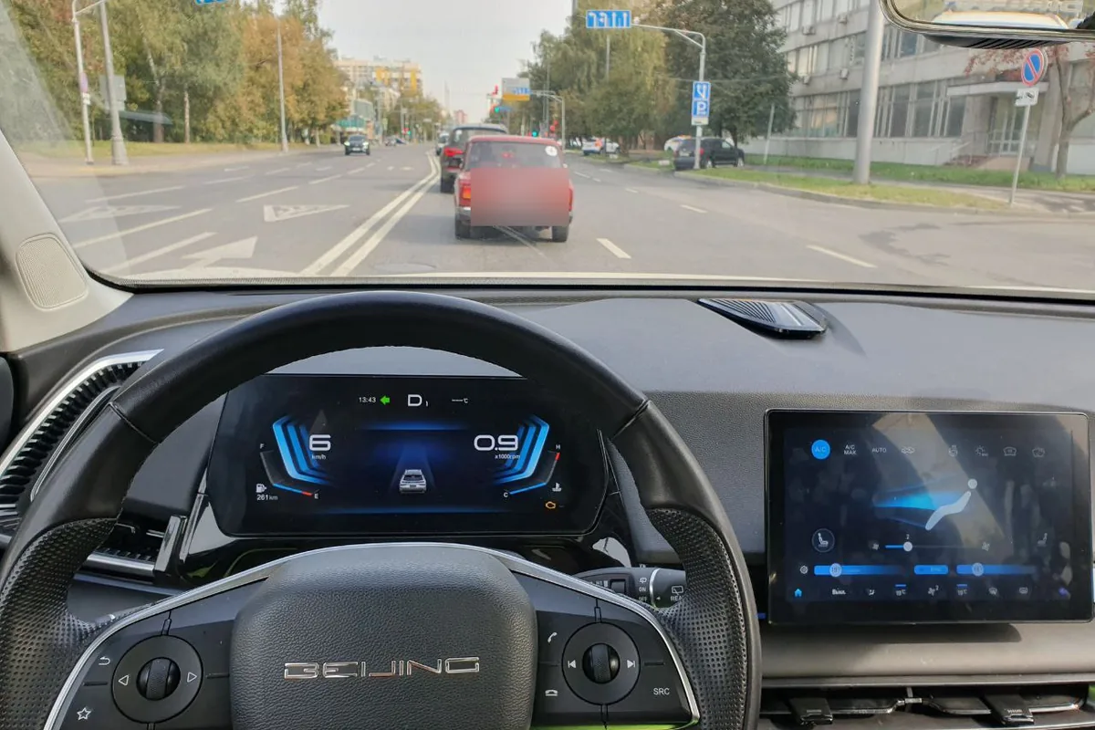 Салон китайского кроссовера BAIC X55 с цифровой приборкой