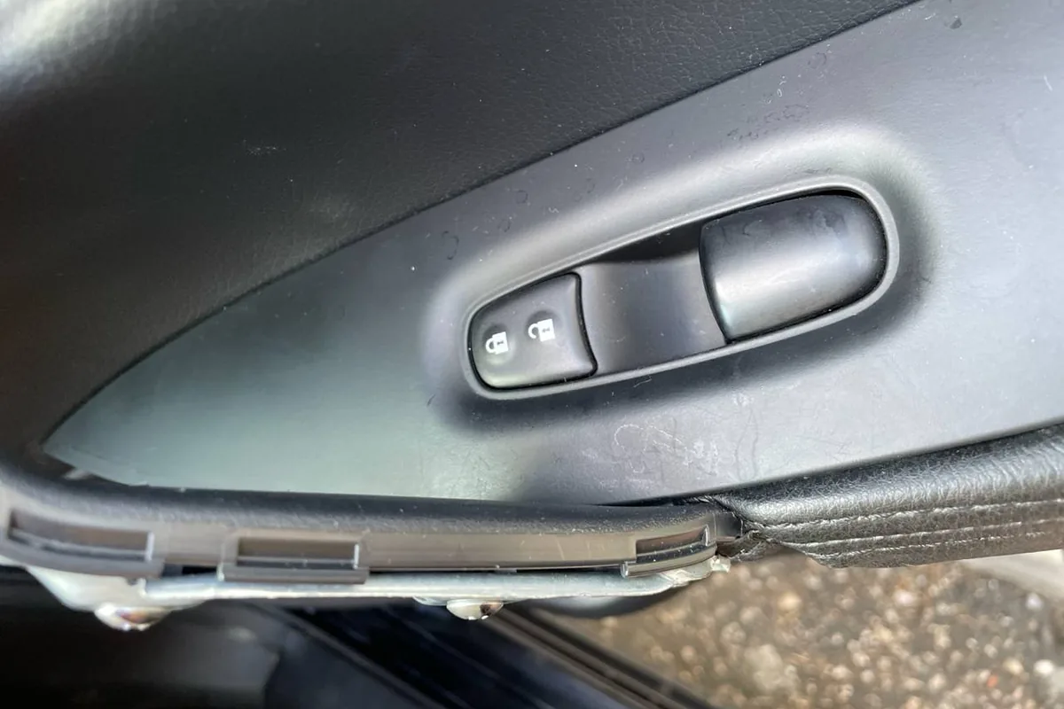 Панель стеклоподъёмника на двери Nissan Qashqai J11