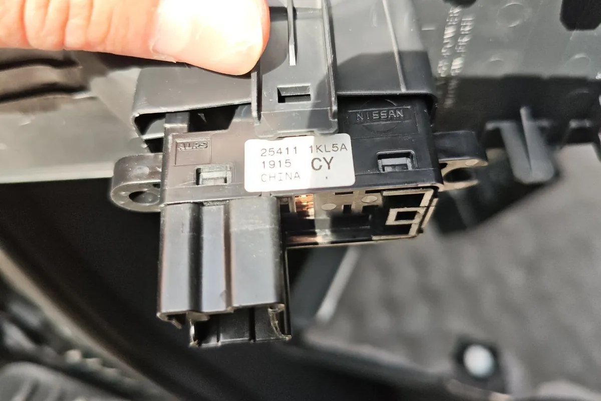 Блок кнопок стеклоподъёмников Nissan Qashqai J11 с номером 25411 1KL5A