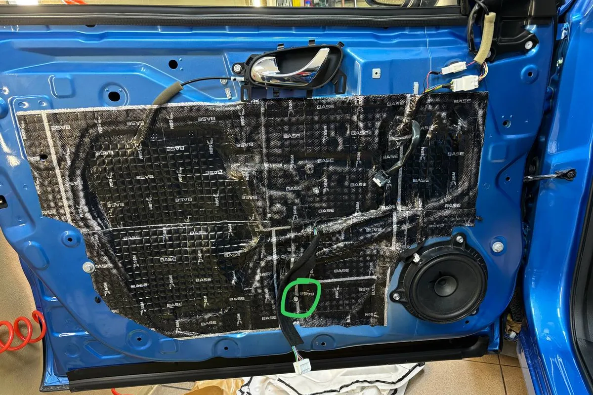 Передняя дверь Nissan Qashqai J11 без обшивки, с виброизоляцией