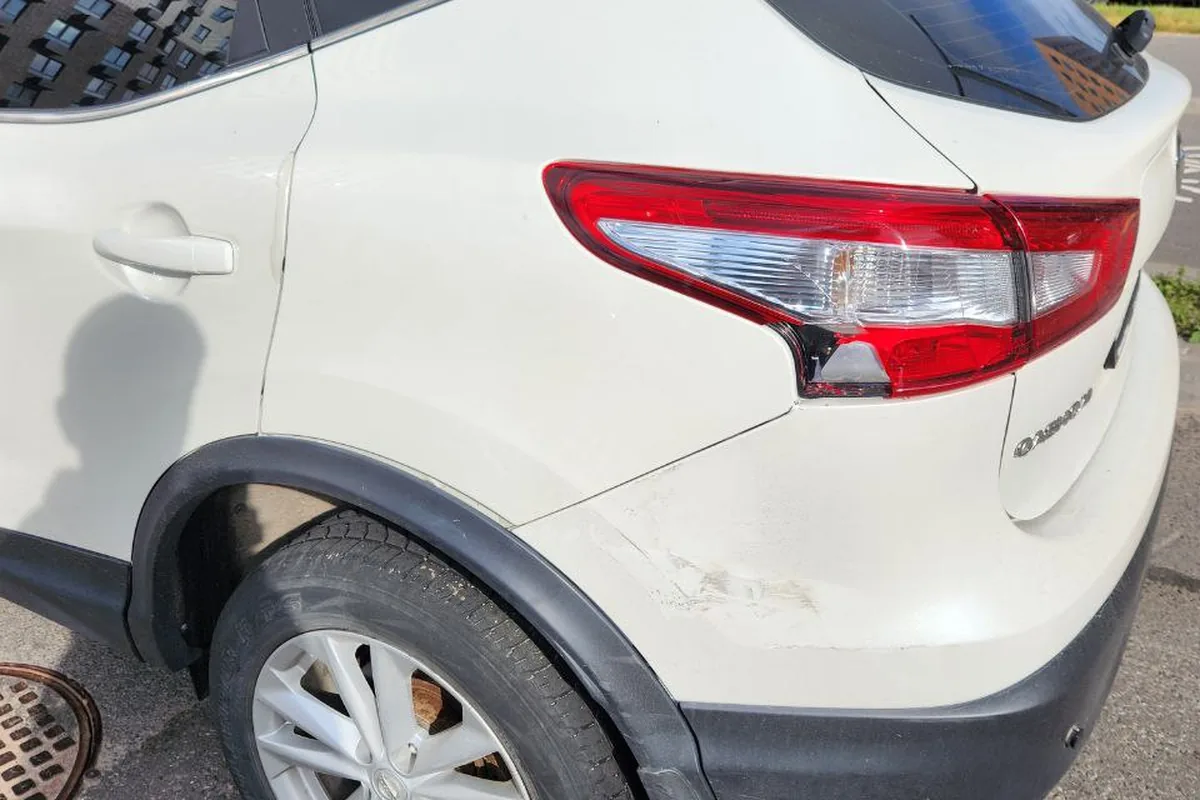 Задний фонарь и крыло Nissan Qashqai J11 после удара такси