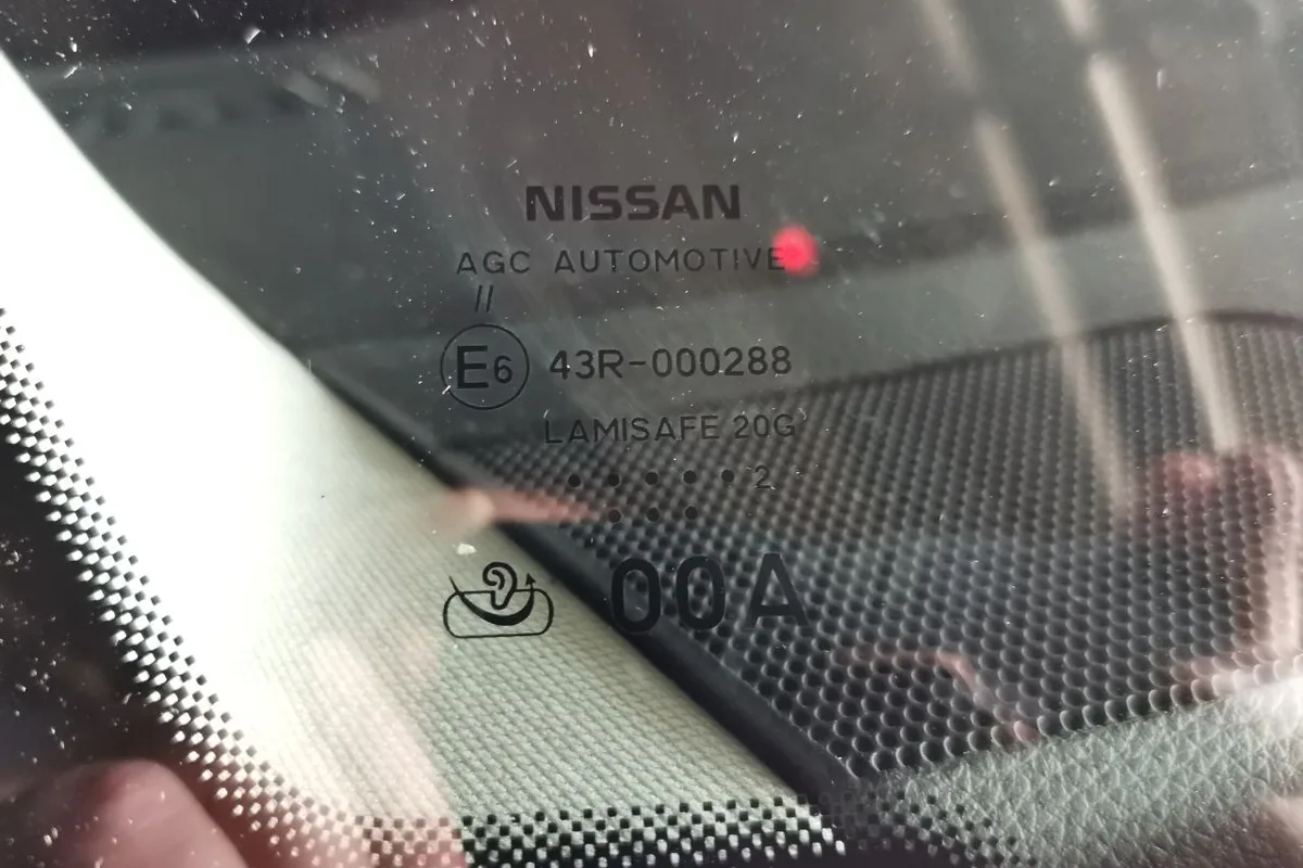 Оригинальное лобовое стекло Nissan на Qashqai после замены по страховке