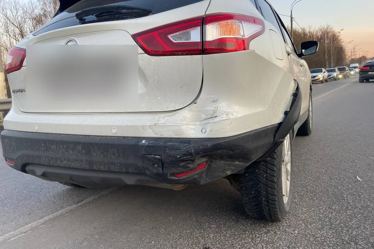 Nissan Qashqai J11 с разбитым задним бампером после ДТП