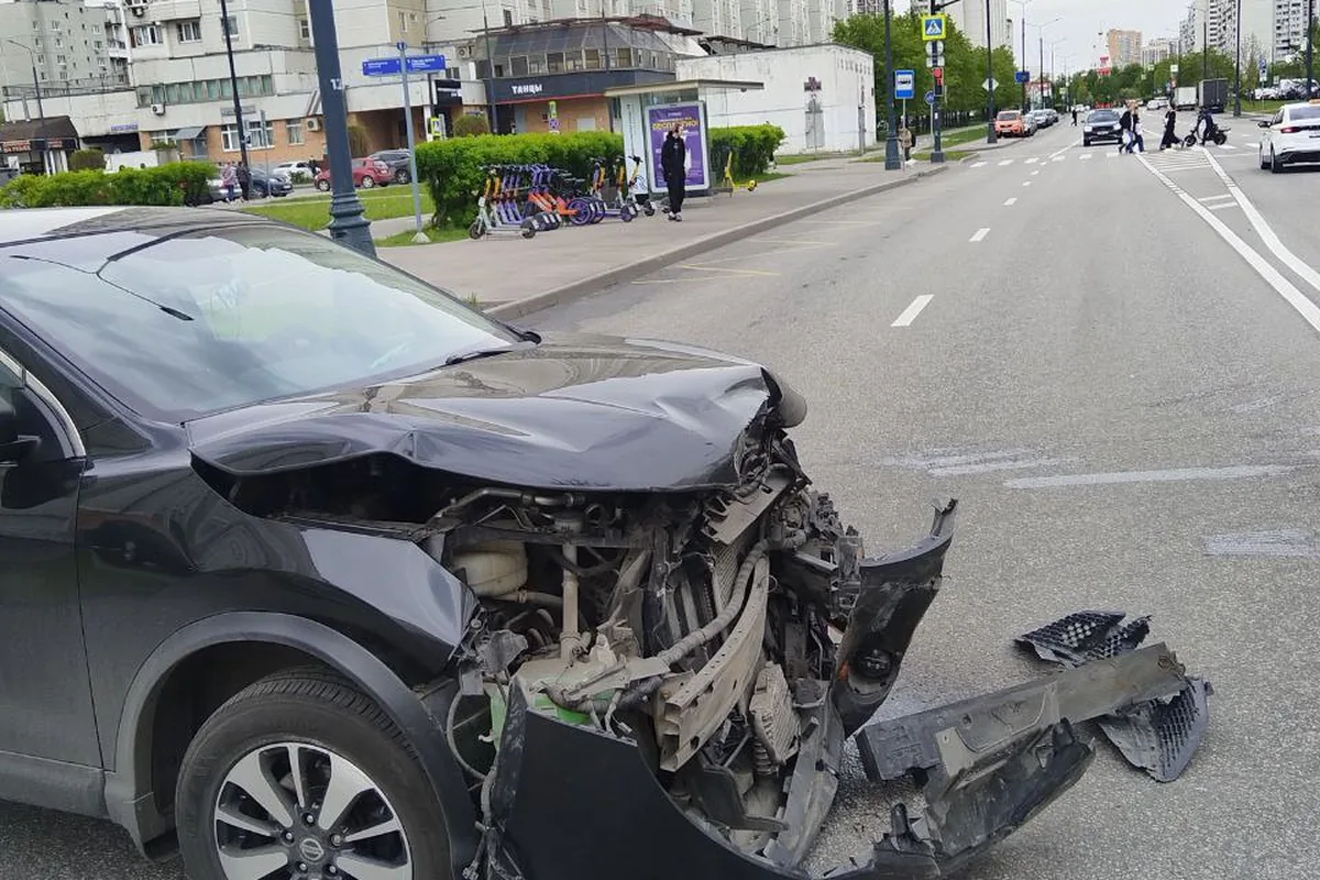 Разбитая передняя часть Nissan Qashqai J11 после ДТП