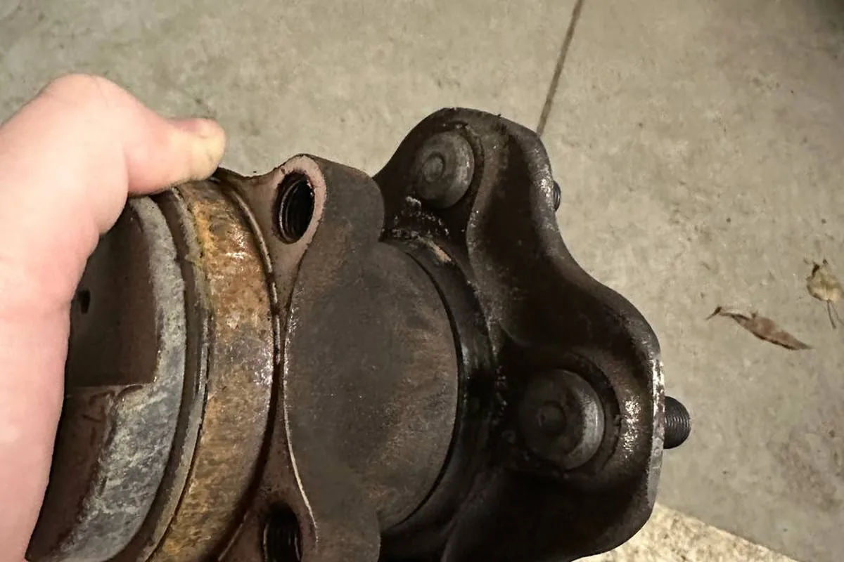 Задняя ступица Nissan Qashqai J11 в руке, вид со стороны кулака