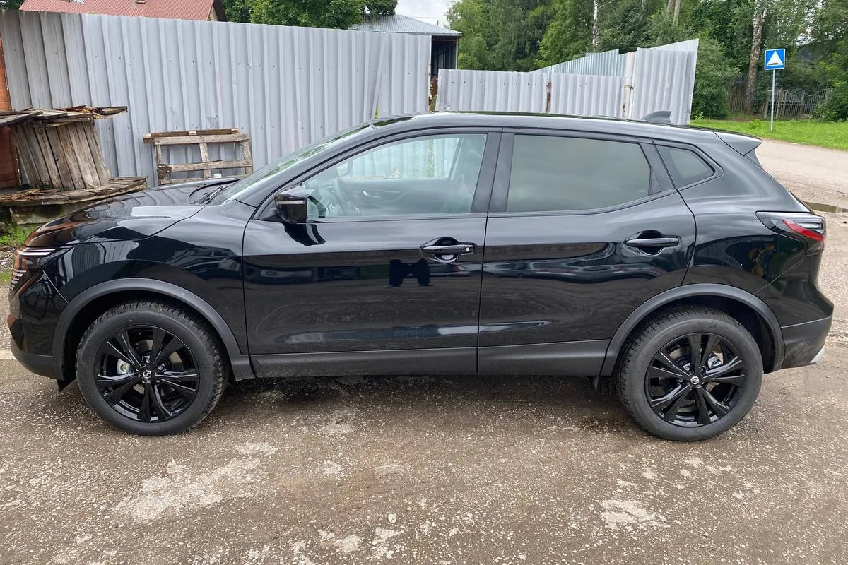Чёрный Nissan Qashqai J11 после тонировки и антихрома
