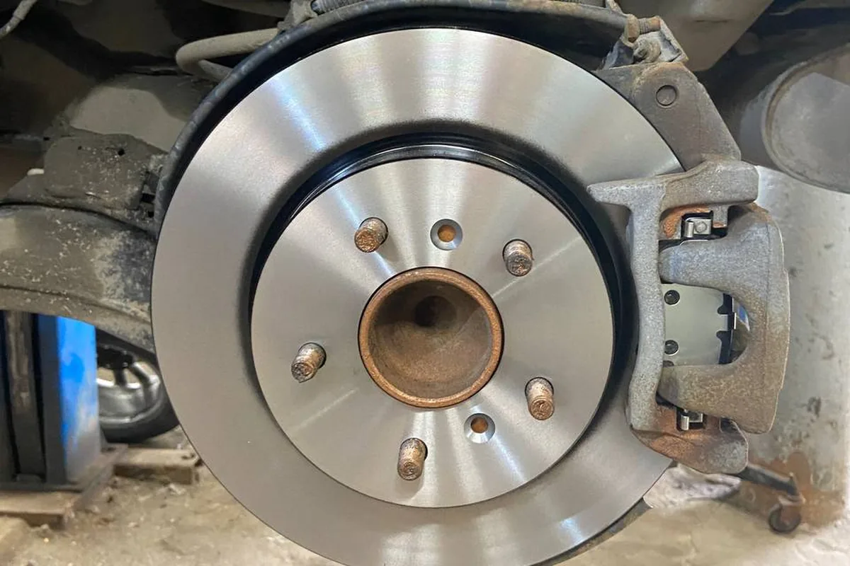 Новый задний тормозной диск TRW на Nissan Qashqai