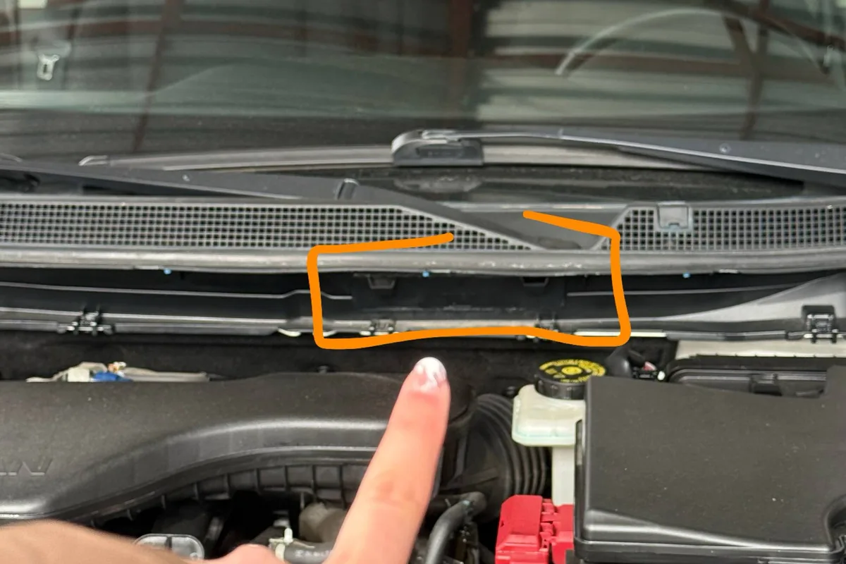 Место номера кузова Nissan Qashqai под пластиковой заглушкой у лобового стекла
