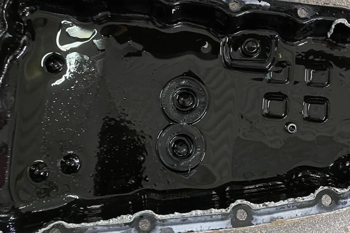 Поддон вариатора Nissan Qashqai с отработанной жидкостью на пробеге 121 тысяча