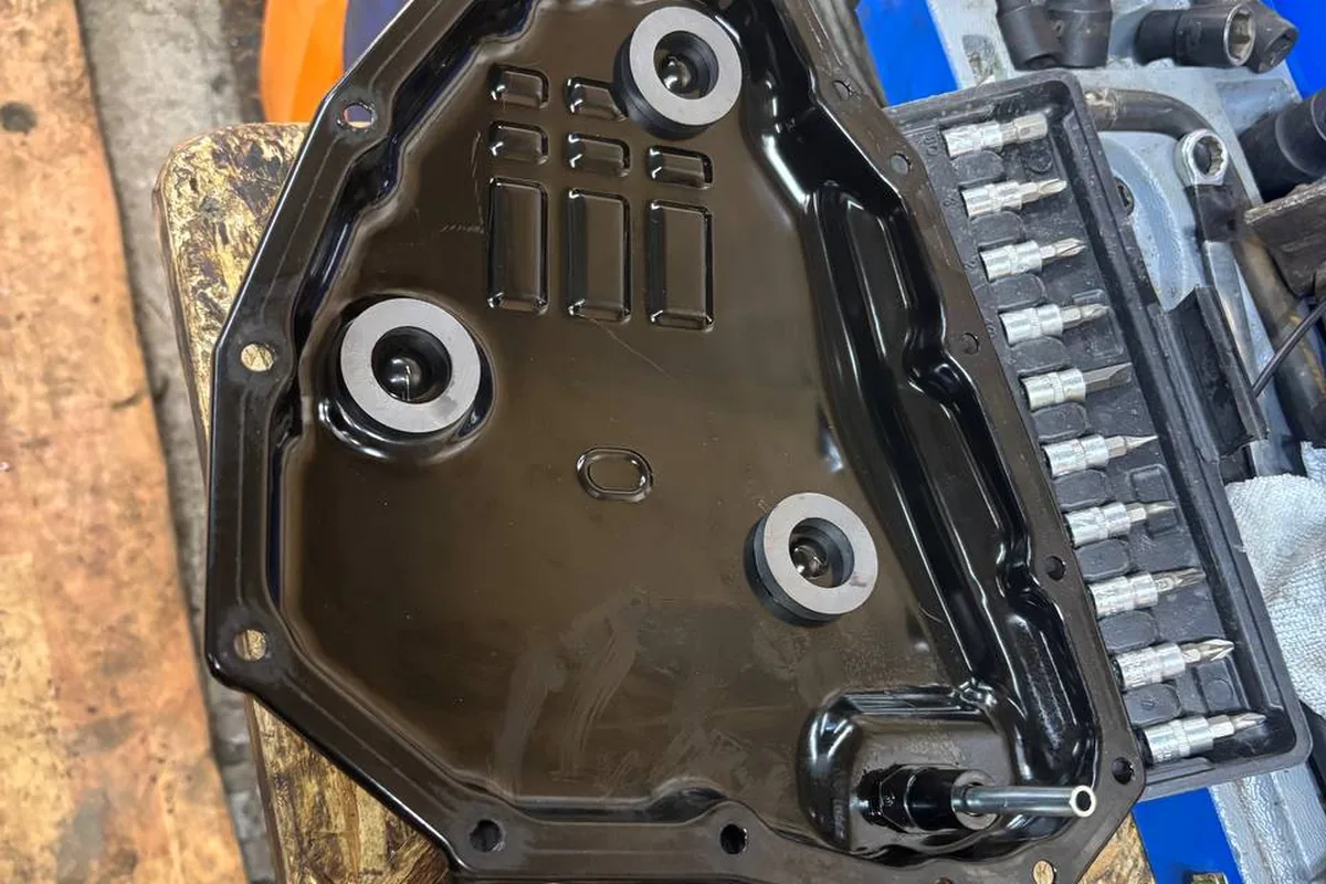 Поддон вариатора Nissan Qashqai J11 с магнитами после слива жидкости