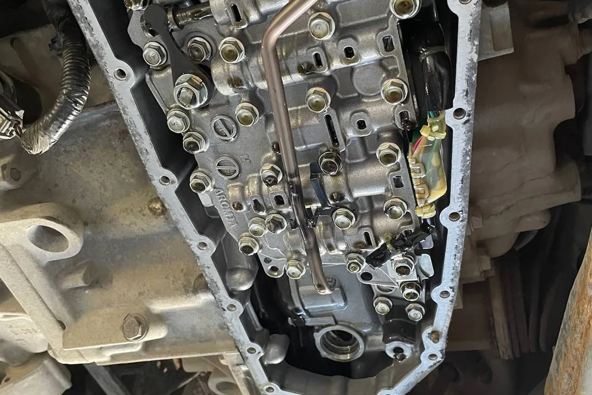 Вариатор JF017E Nissan Qashqai J11 со снятым поддоном снизу