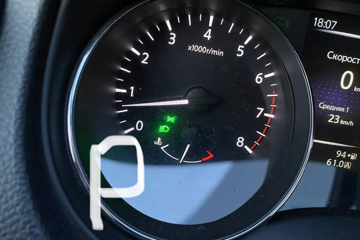 Тахометр прогретого Nissan Qashqai J11 с оборотами около 500