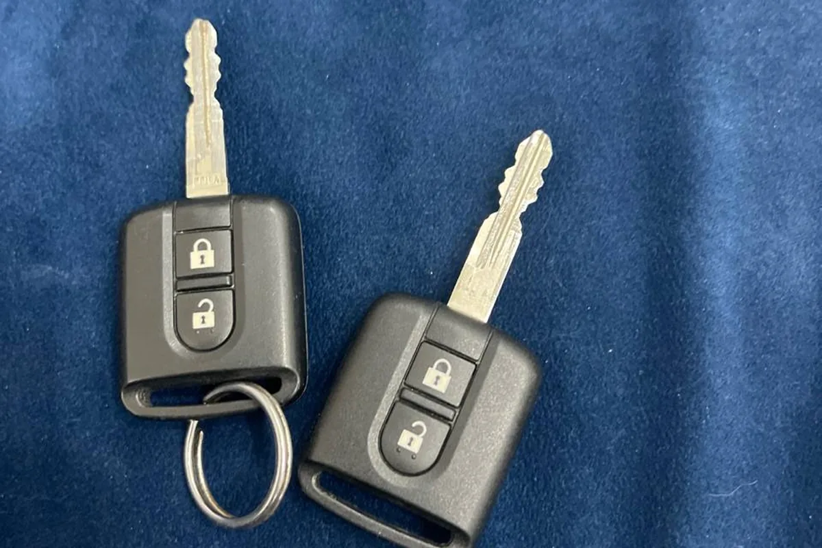 Два штатных ключа Nissan Qashqai J10 с кнопками центрального замка
