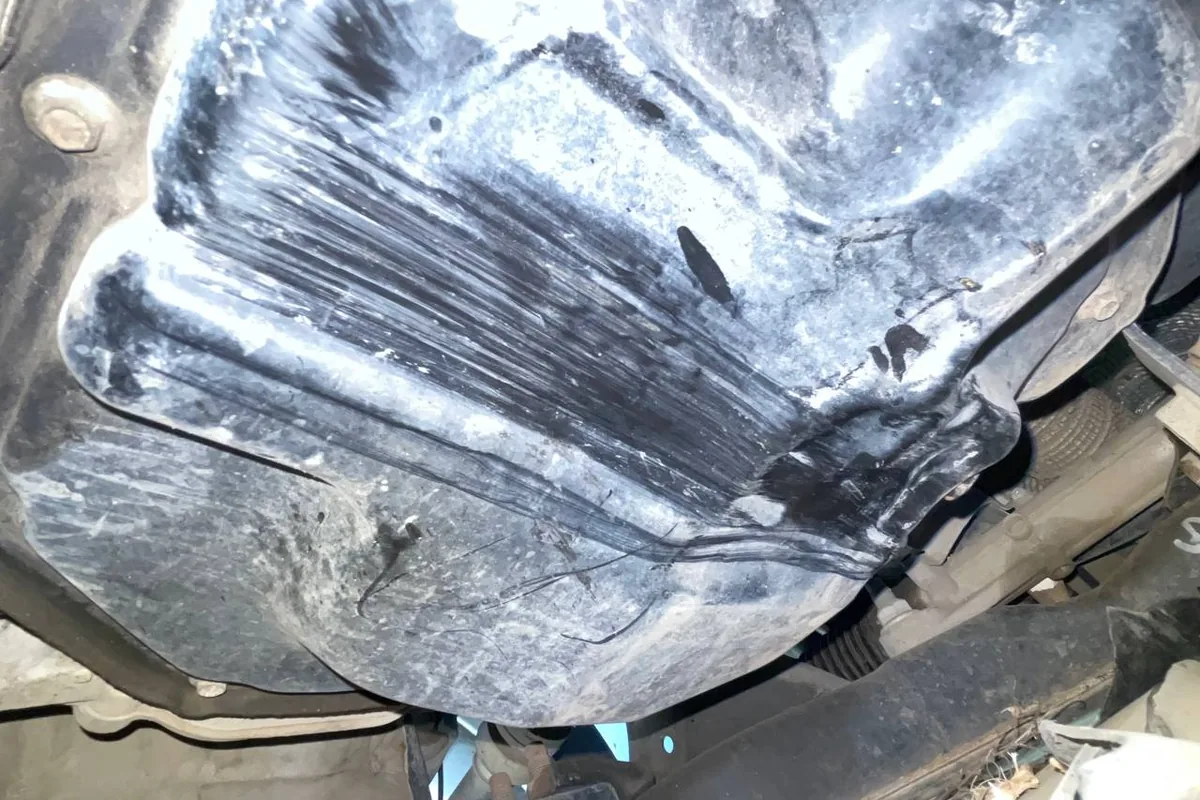 Штатный пластиковый пыльник двигателя Nissan Qashqai J11 с задирами