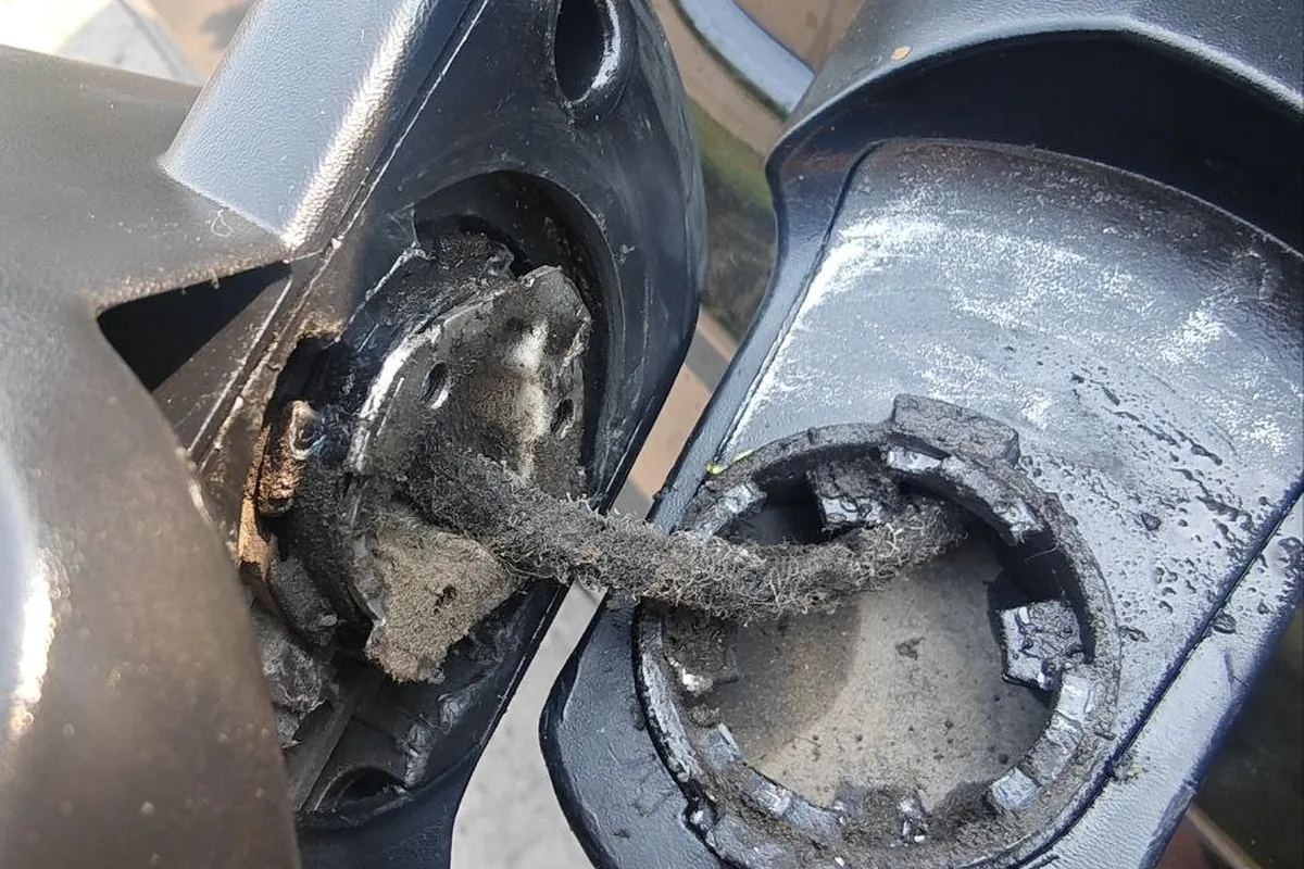 Располовиненное боковое зеркало Nissan Qashqai с грязным механизмом складывания