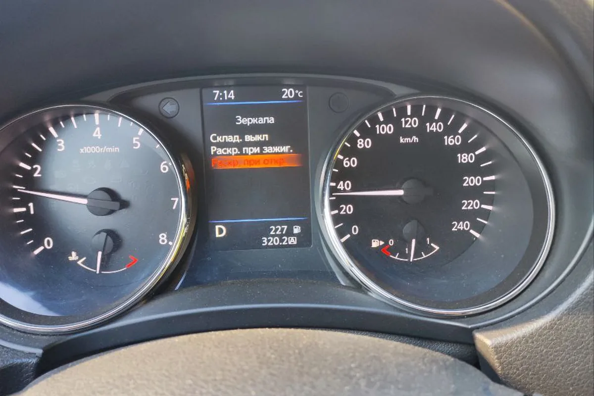 Меню «Зеркала» на приборной панели Nissan Qashqai J11