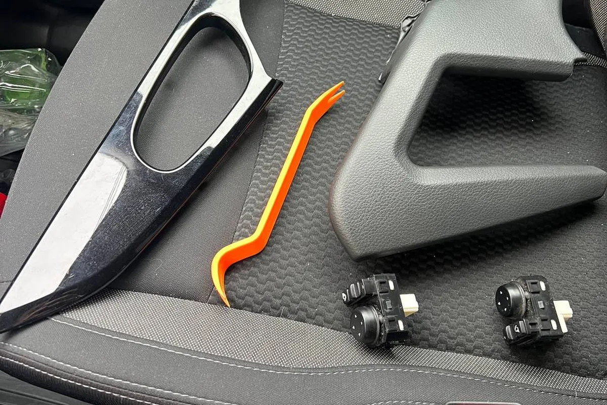 Снятые блоки кнопок регулировки зеркал Nissan Qashqai J11