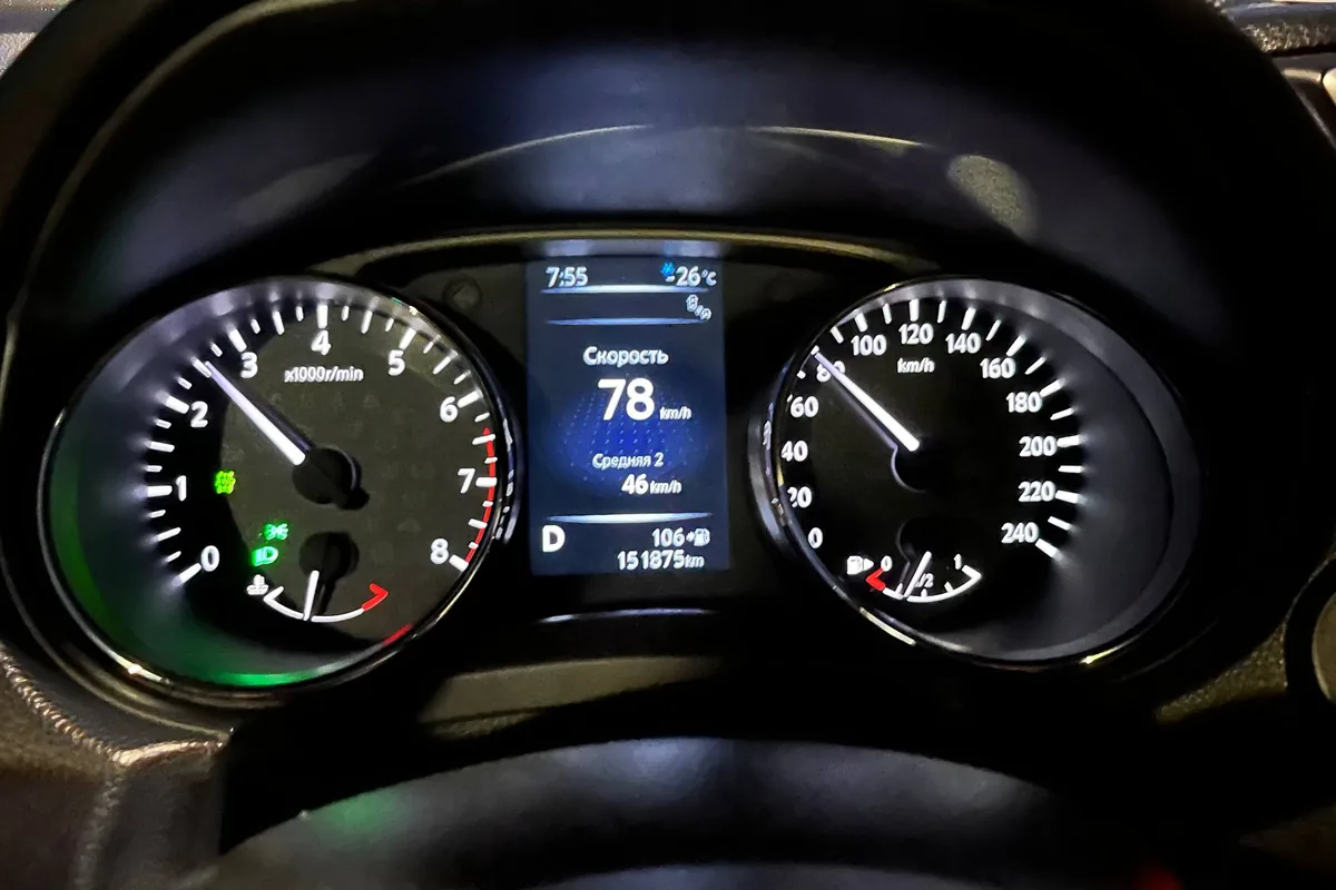 Приборная панель Nissan Qashqai J11 при −26 °C на скорости 78 км/ч