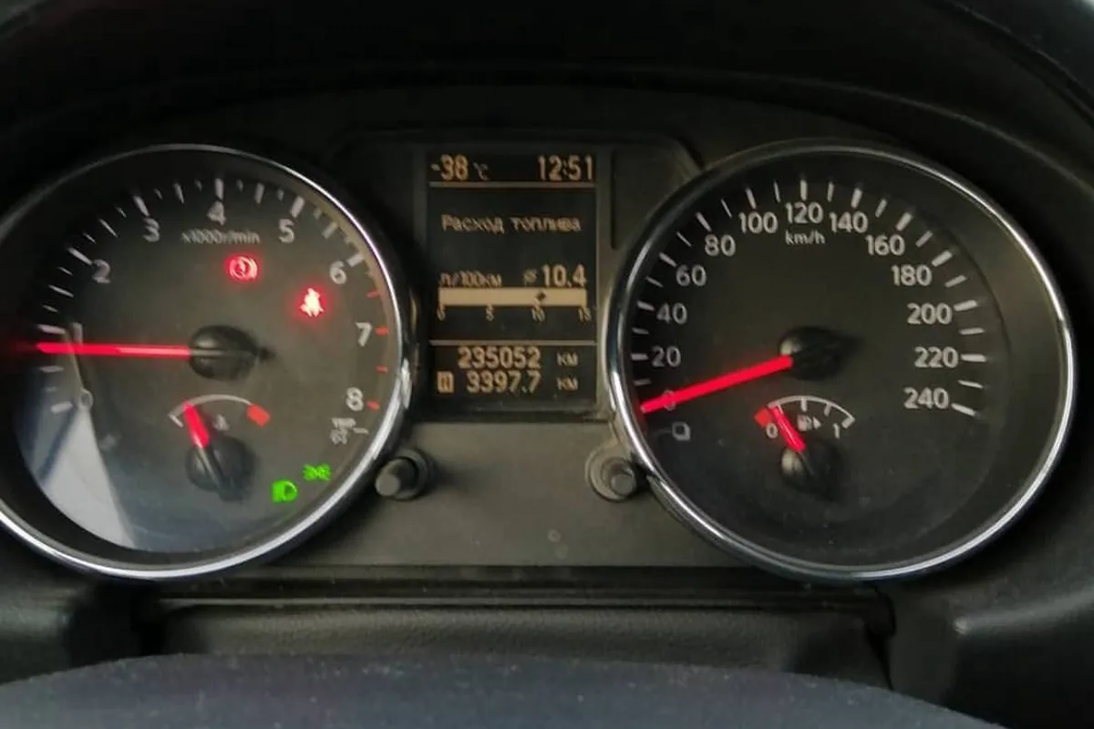 Приборная панель Nissan Qashqai J10 при −38 °C с расходом 10,4 л