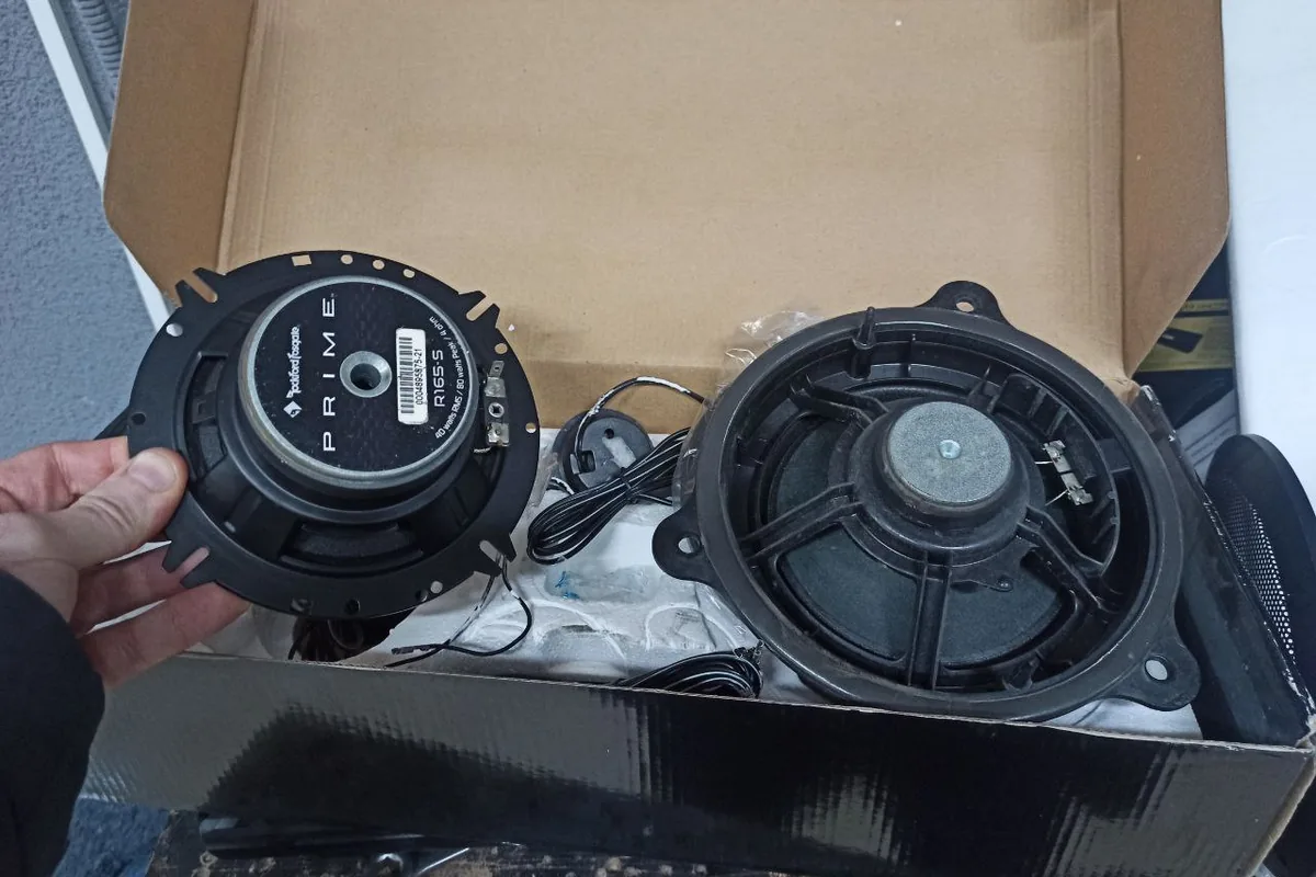 Новая акустика Rockford Fosgate рядом со штатным динамиком Nissan Qashqai