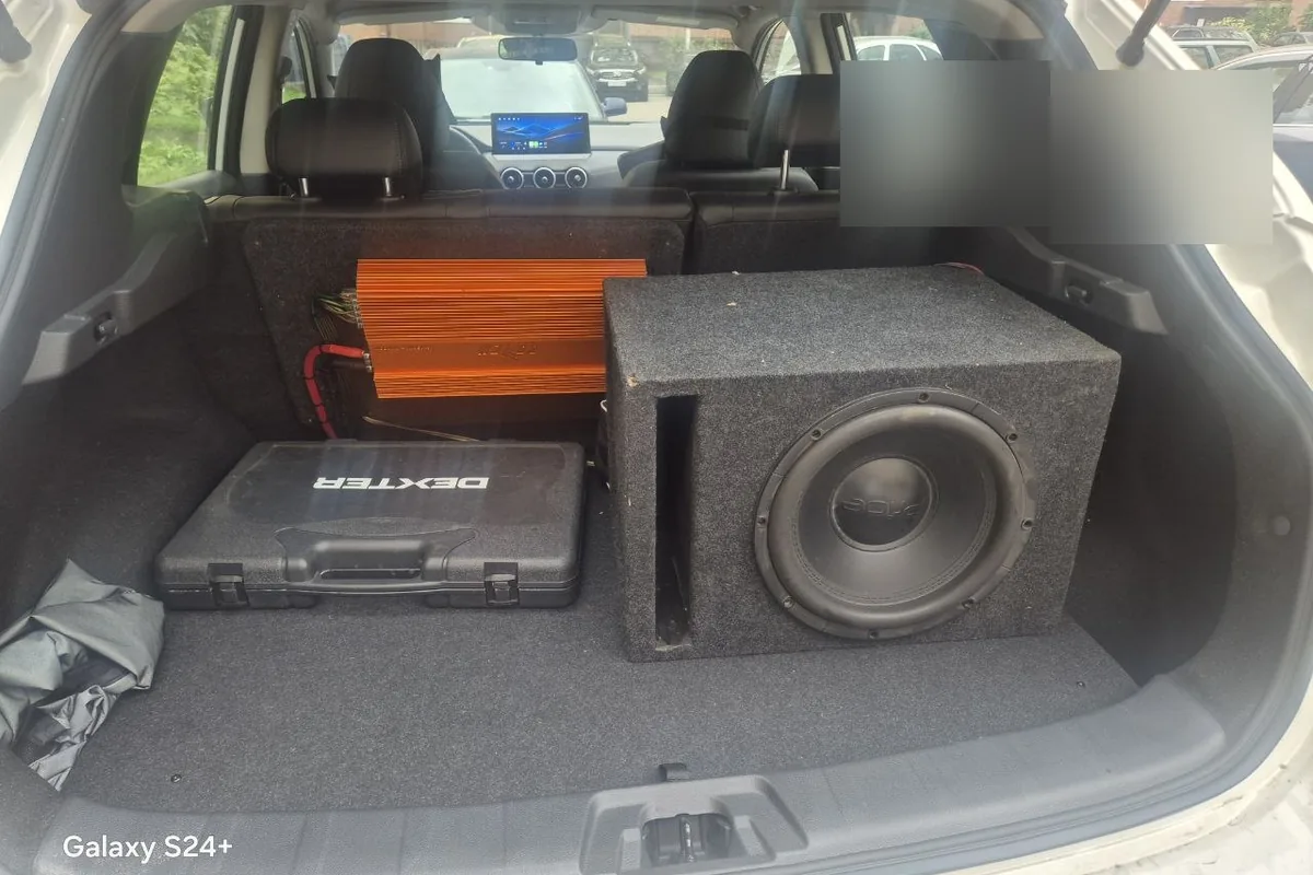 Сабвуфер в коробе и усилитель в багажнике Nissan Qashqai J11