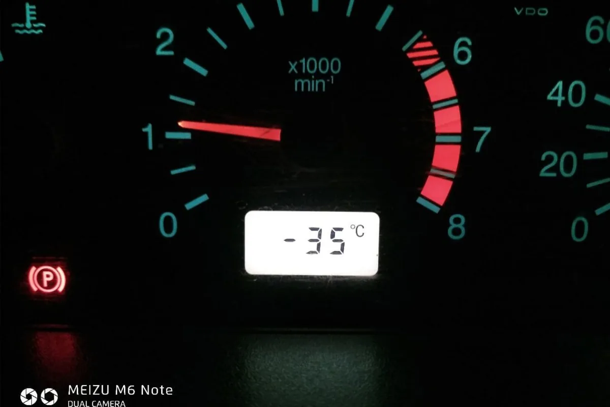 Приборная панель Нивы Тревел с температурой −35 °C