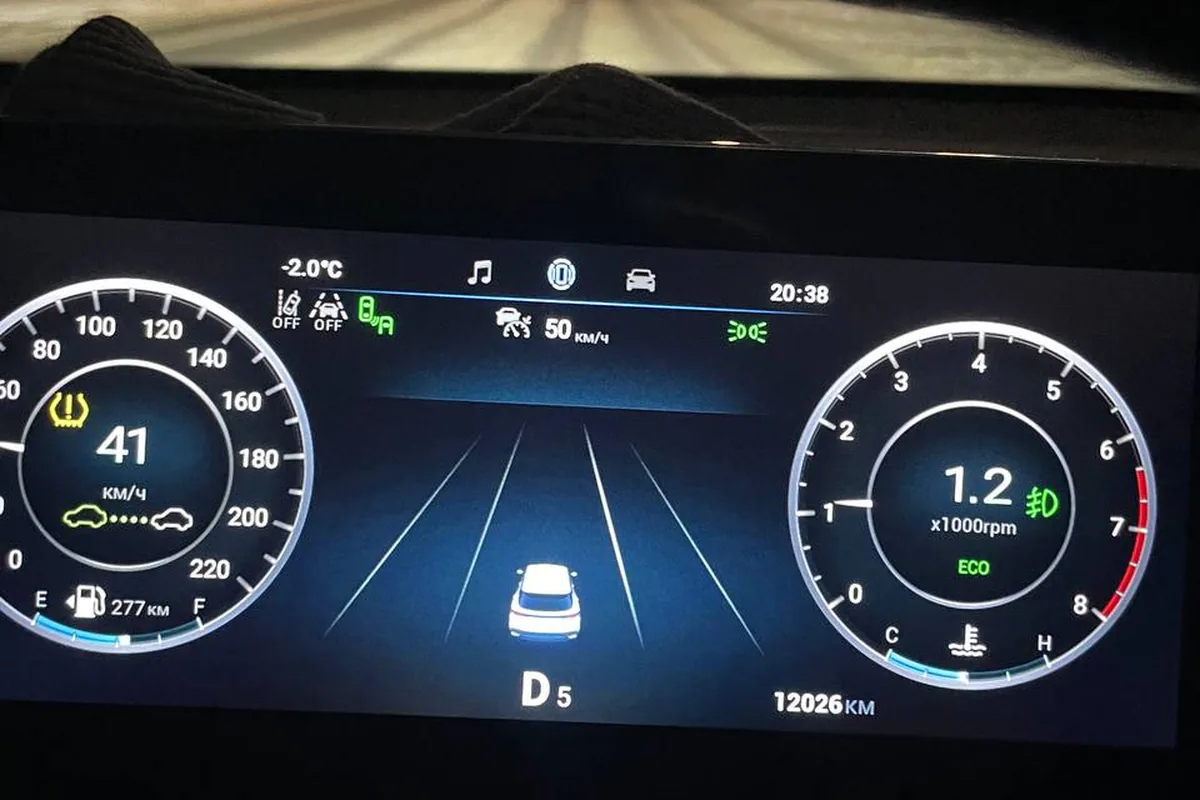 Ошибка радара на приборной панели Omoda C5 из-за сосулек на датчике