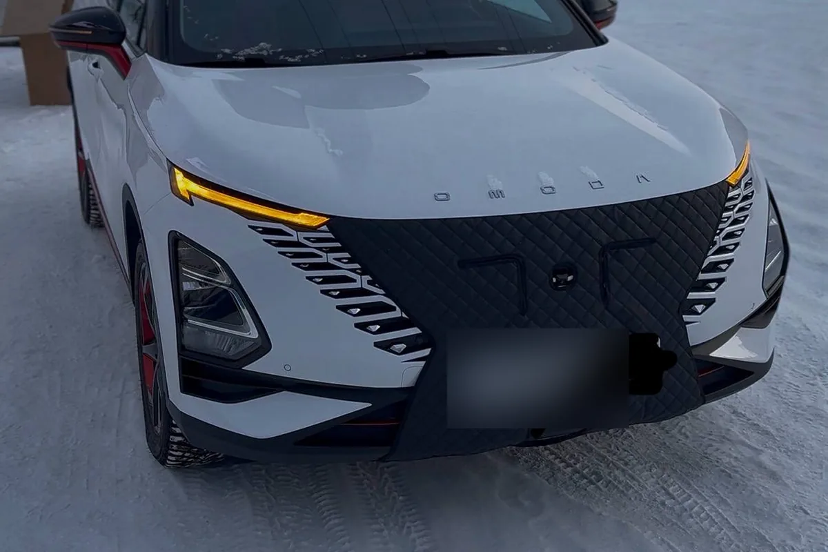 Omoda C5 с утеплителем радиатора на решётке зимой