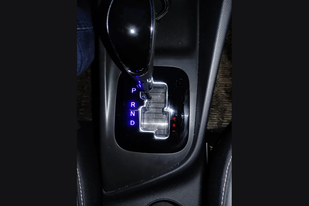 Подсветка селектора Changan Alsvin, приглушённая синей изолентой