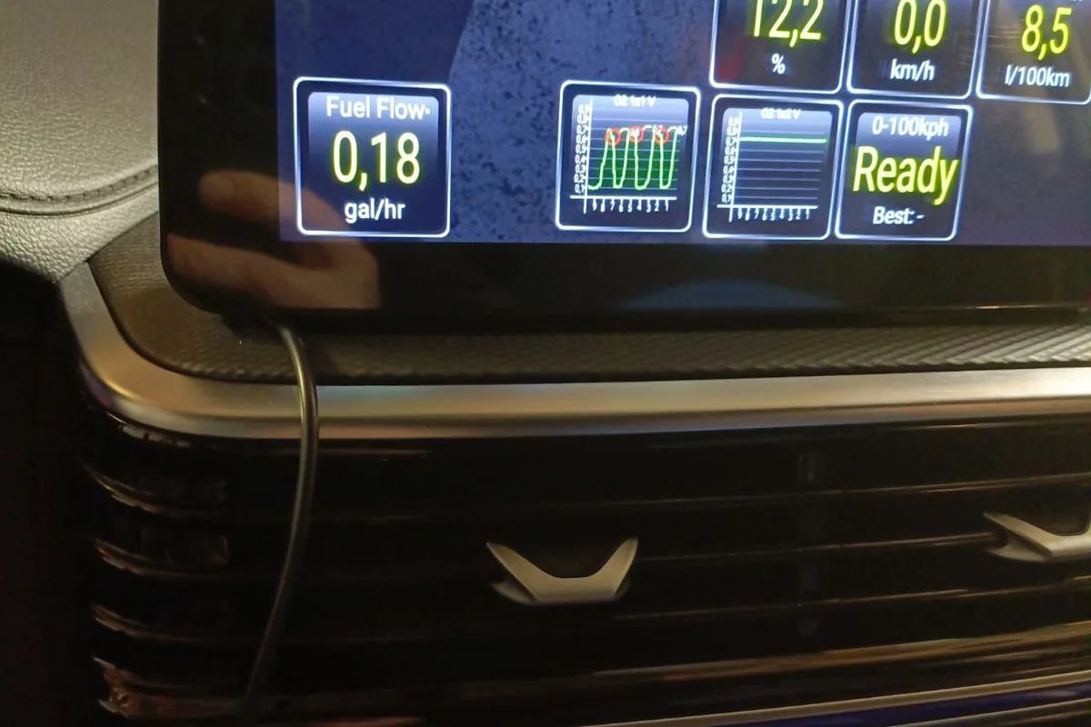 Экран головного устройства Changan Alsvin с показаниями OBD-приложения: расход топлива