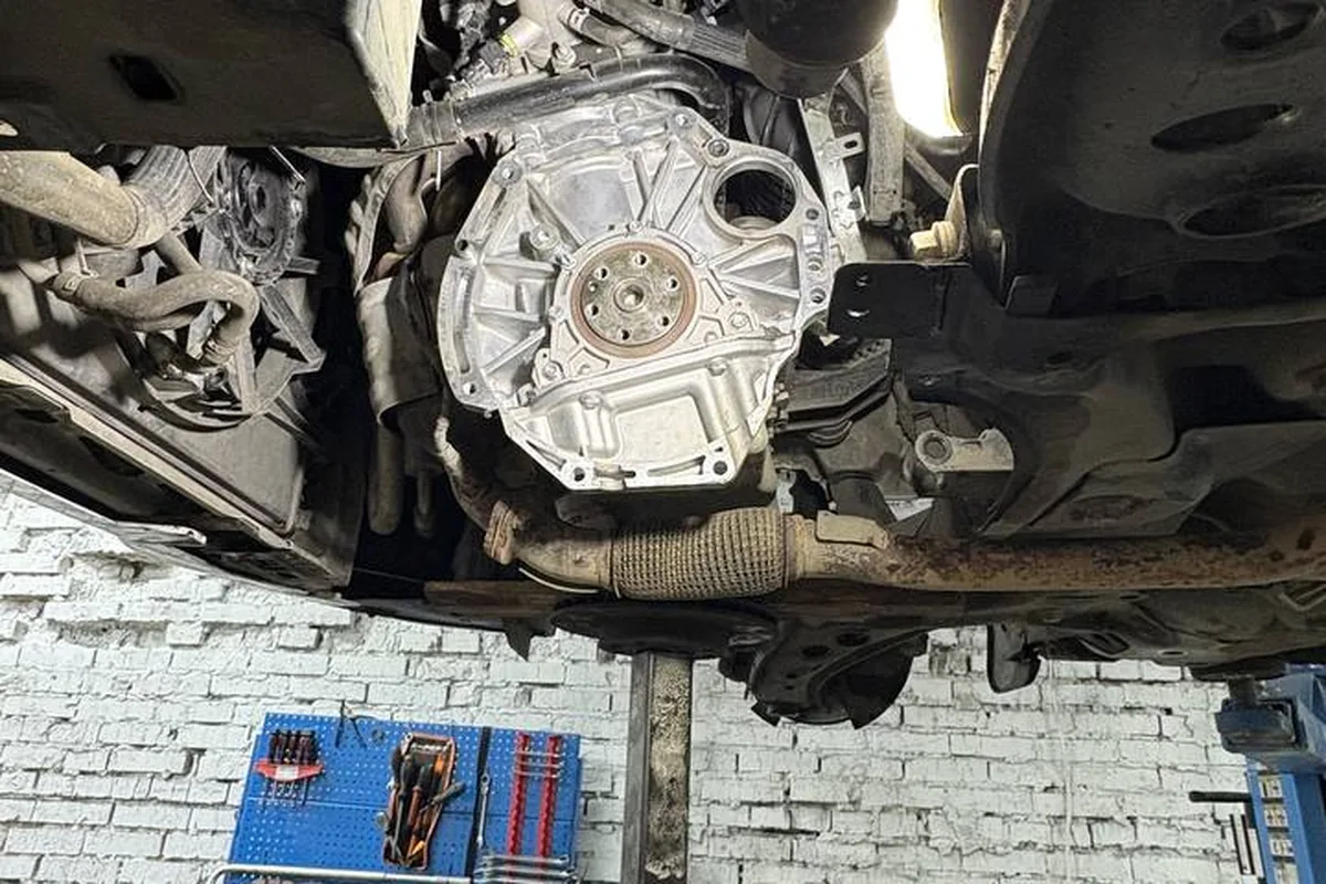 Changan Alsvin на подъёмнике со снятой коробкой передач