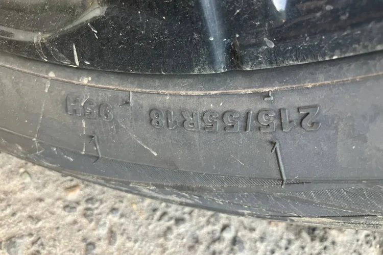 Боковина штатной шины на Omoda C5 — 215/55 R18