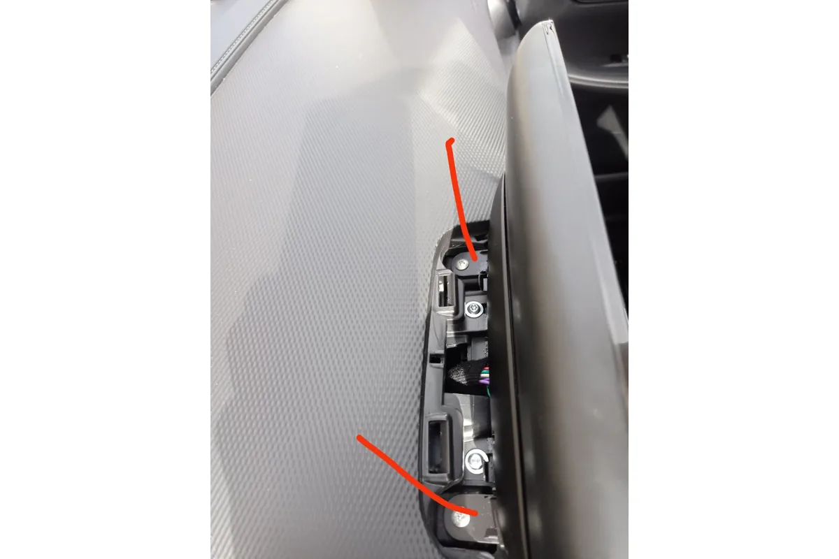 Крепление головного устройства Changan Alsvin со снятым боковым кожухом, стрелками отмечены точки