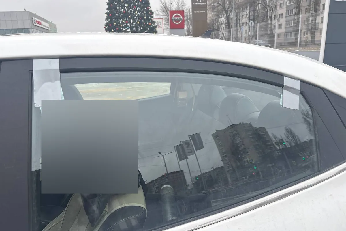 Заднее стекло двери Changan Alsvin с наклеенными бумажками у дилера