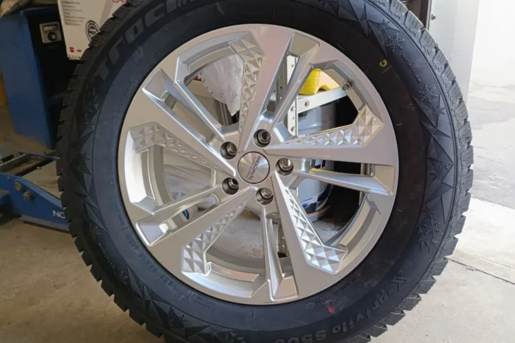 Колесо в сборе — диск SCAD и зимняя шина Tracmax 235/65 R18 для Jetour T2