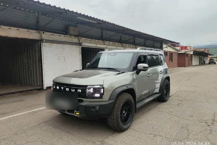 Jetour T2 на 18-дюймовых дисках с резиной 275/65 R18, вид спереди сбоку