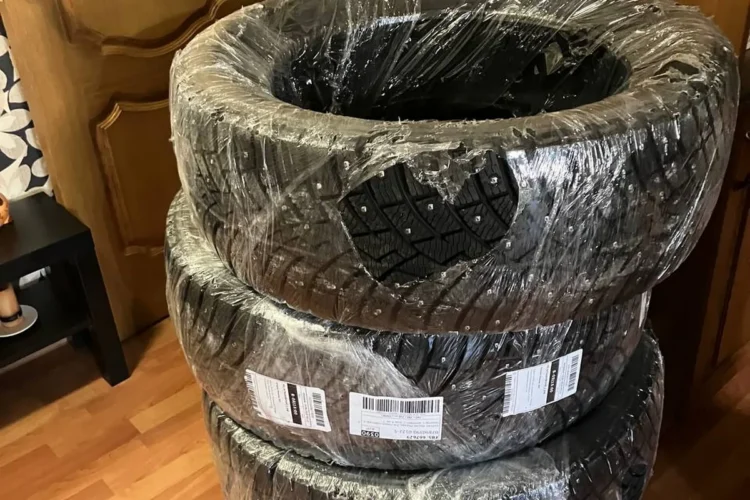 Комплект зимних шин Pirelli Ice Zero 2 255/55 R20 в упаковке