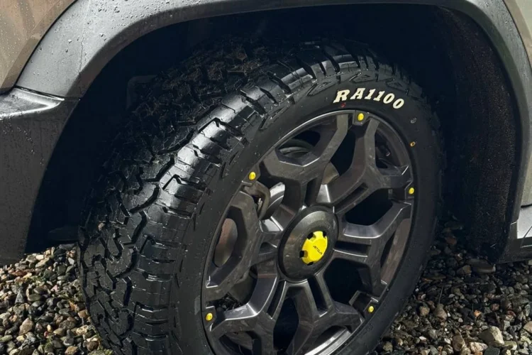 Колесо Jetour T2 с шиной 265/50 R20 на литом диске с жёлтыми колпачками