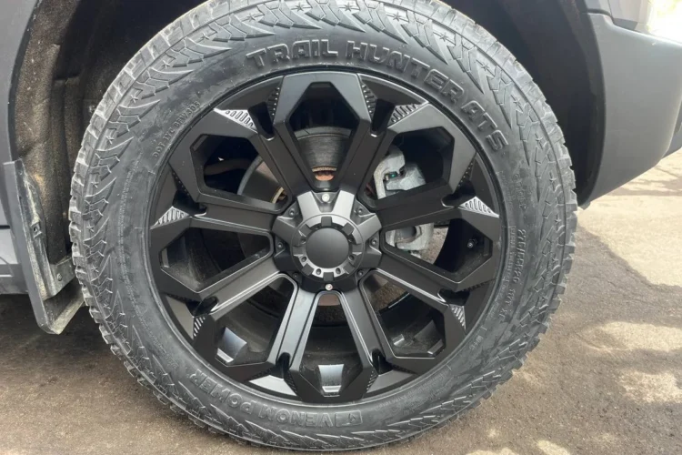 Крупный план колеса Jetour T2 с внедорожной шиной 275/55 R20