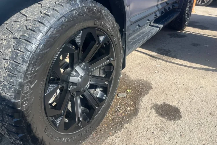 Переднее колесо Jetour T2 с шиной 275/55 R20 на чёрном литом диске