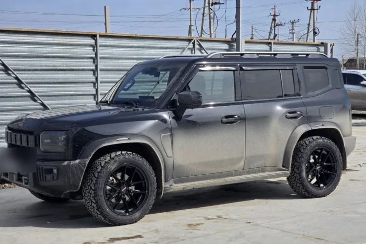 Тёмный Jetour T2 на шинах 285/50 R20 с проставками, вид сбоку
