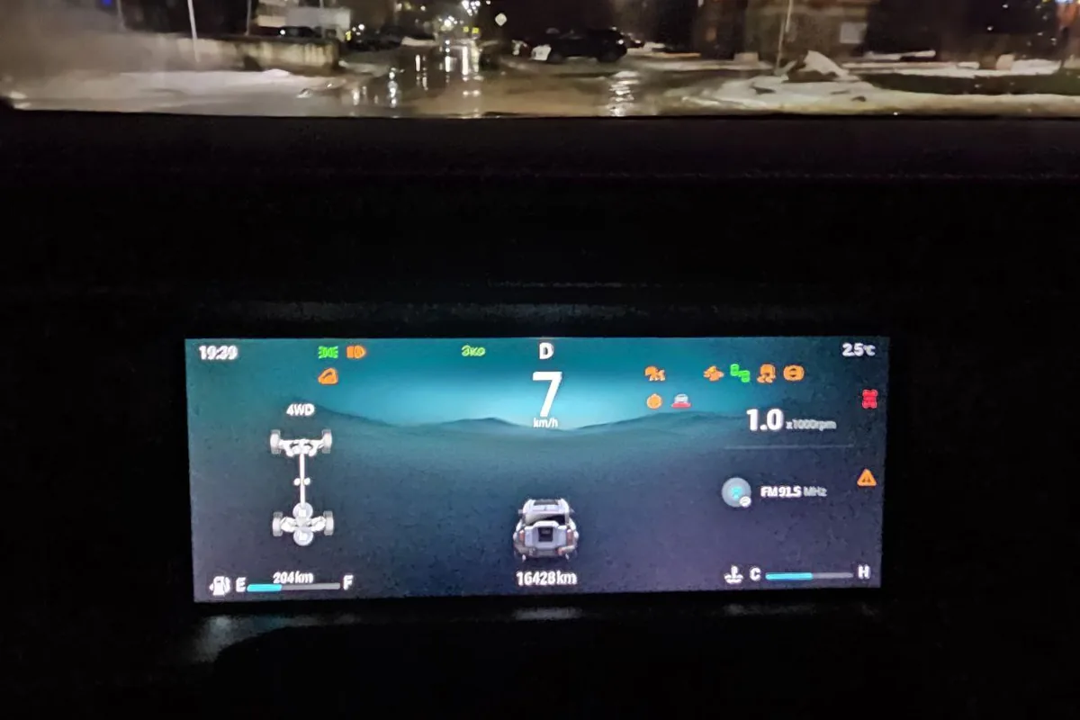 Приборная панель Jetour T2 ночью: седьмая передача, мгновенный расход 1,0 литра в час