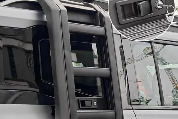 Боковая лестница на кузове Jetour T2 с узлом крепления крупным планом