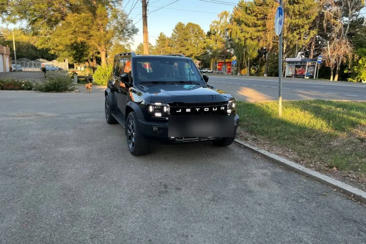Дополнительные ходовые огни, установленные в передний бампер Jetour T2
