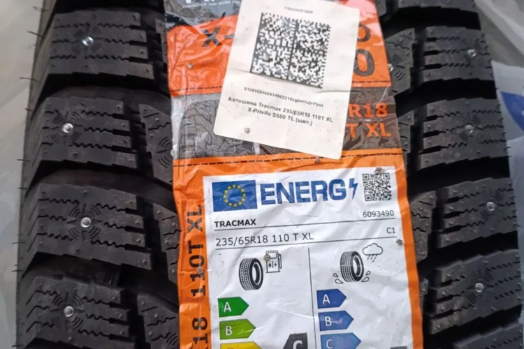 Зимняя шипованная шина 235/65 R18 в упаковке с этикеткой