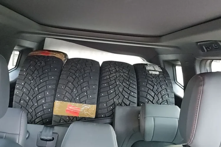 Четыре шины 255/55 R20 сложены в салоне Jetour T2 на задних сиденьях