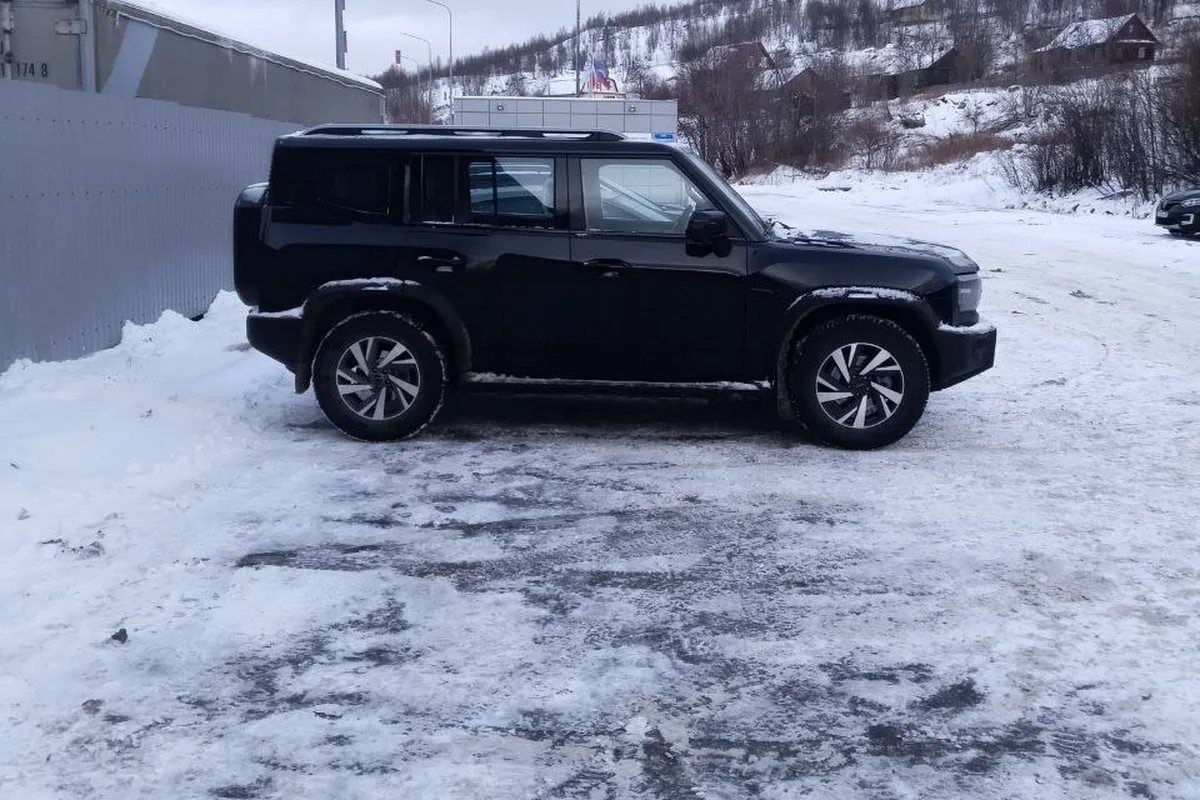 Jetour T2 на зимних колёсах R18 на заснеженной стоянке